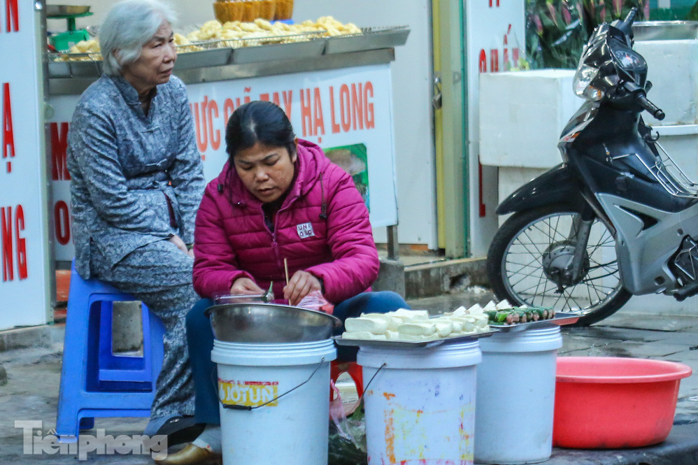 COVID-19 diễn biến phức tạp, người dân vẫn thờ ơ việc đeo khẩu trang ảnh 12