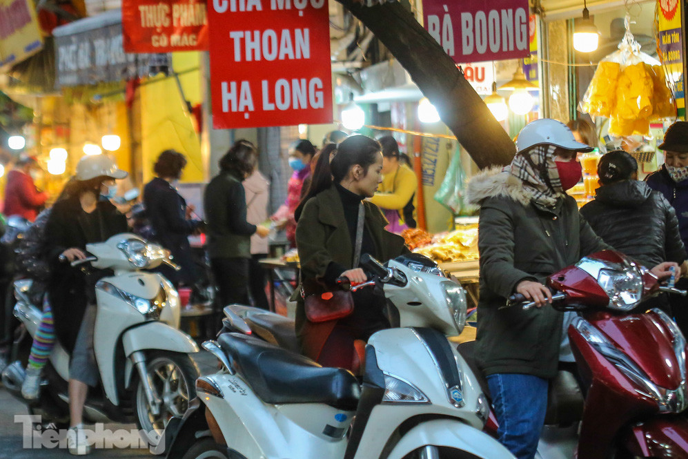 COVID-19 diễn biến phức tạp, người dân vẫn thờ ơ việc đeo khẩu trang ảnh 15