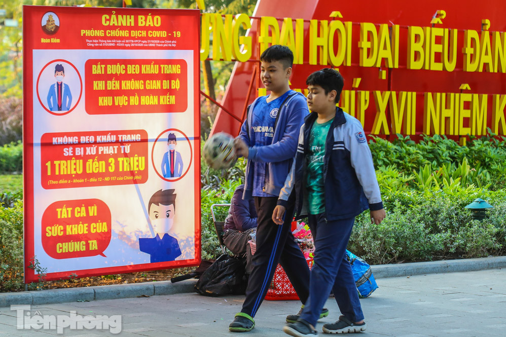 COVID-19 diễn biến phức tạp, người dân vẫn thờ ơ việc đeo khẩu trang ảnh 5