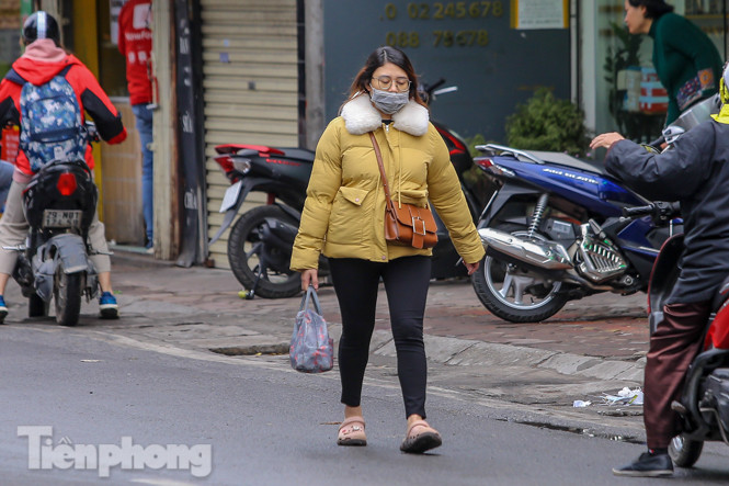 Trời rét đậm đột ngột, người Hà Nội co ro trong nhiều lớp áo ảnh 11
