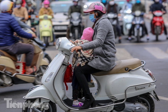 Trời rét đậm đột ngột, người Hà Nội co ro trong nhiều lớp áo ảnh 6