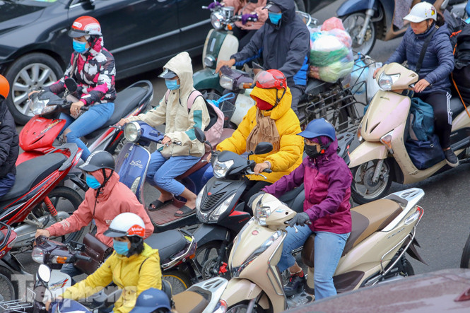 Trời rét đậm đột ngột, người Hà Nội co ro trong nhiều lớp áo ảnh 2