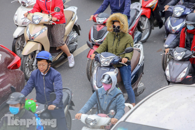 Trời rét đậm đột ngột, người Hà Nội co ro trong nhiều lớp áo ảnh 1