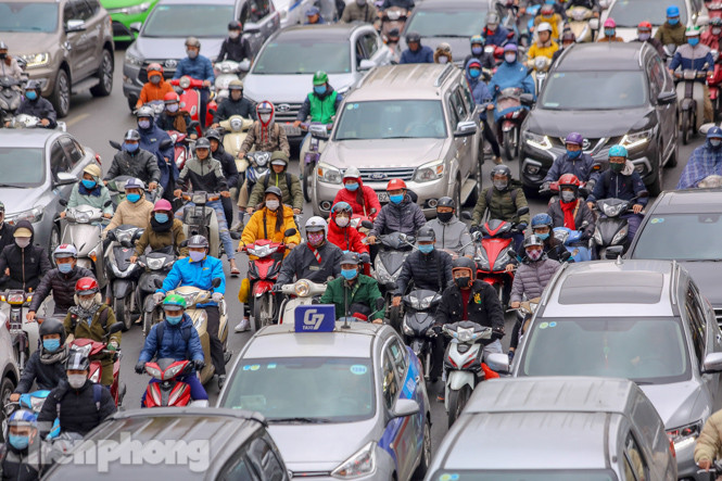 Trời rét đậm đột ngột, người Hà Nội co ro trong nhiều lớp áo ảnh 17