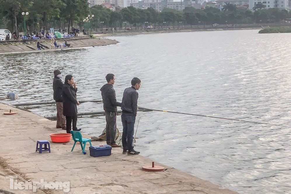 'Hô biến' hồ Định Công thành nơi câu cá dịch vụ, hốt bạc triệu mỗi ngày ảnh 11