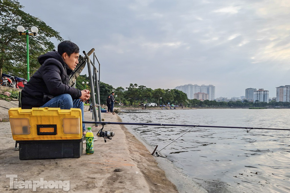 'Hô biến' hồ Định Công thành nơi câu cá dịch vụ, hốt bạc triệu mỗi ngày ảnh 4