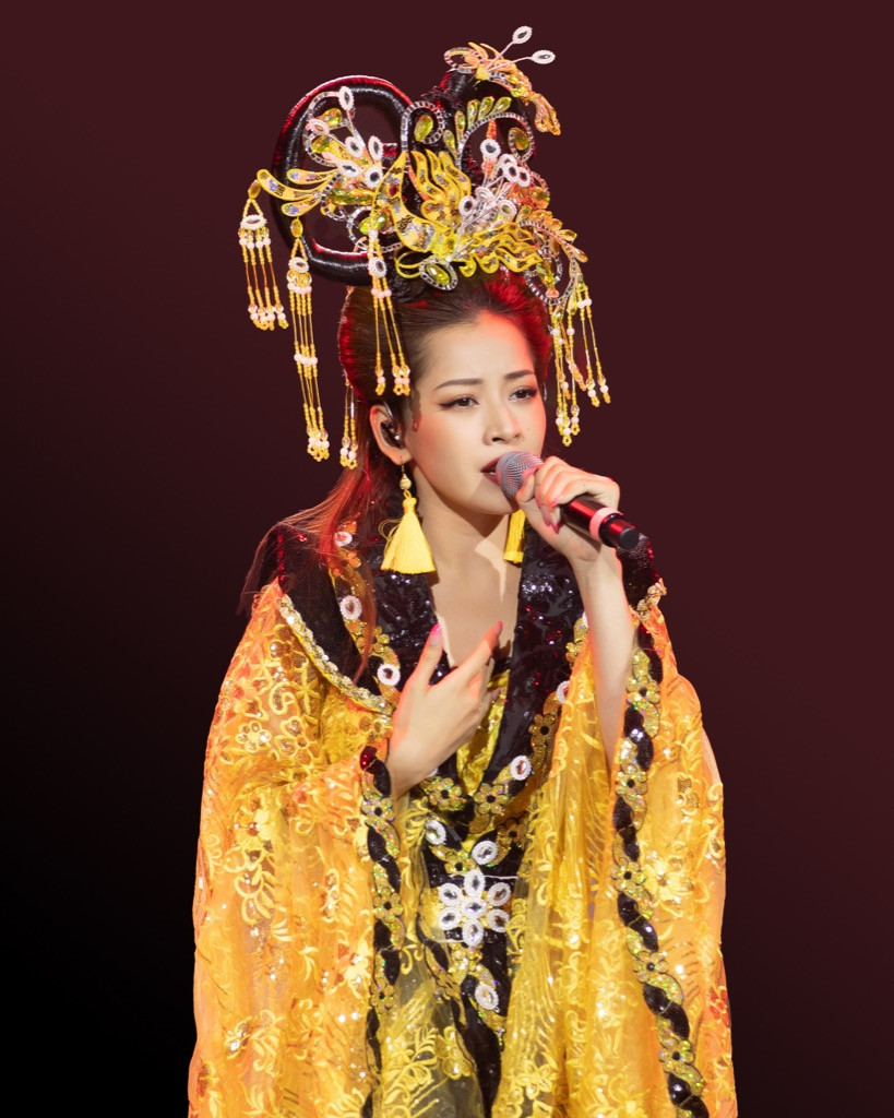 Sau sự cố hát phô, Chi Pu tái hiện bối cảnh MV “Cung đàn vỡ đôi” lên sân khấu lớn ảnh 6