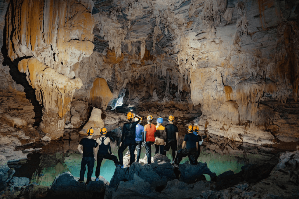 Quá khó để tới được Sơn Đoòng? Khám phá ngay hang Tú Làn cũng kỳ vĩ không kém! ảnh 1