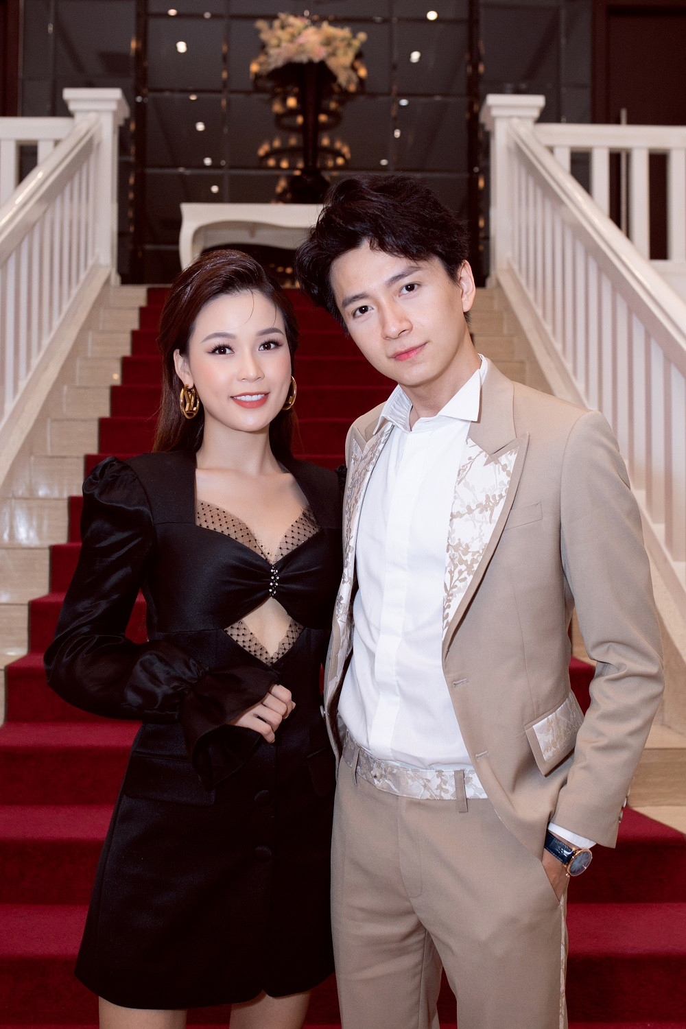 Chụp ảnh thân thiết với Sam nhưng Ngô Kiến Huy lại gây chú ý bởi vẻ ngoài xanh xao, gầy gò ảnh 3