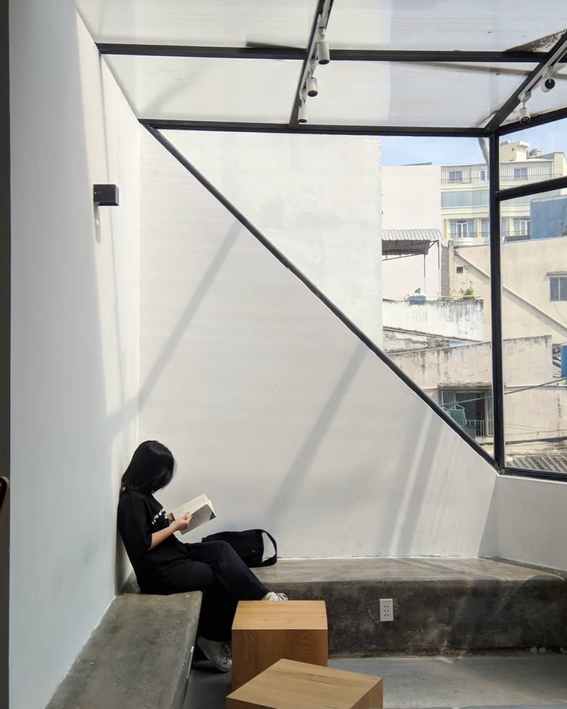 Ngất ngây với những thiên đường café “trắng tinh” và “đen tuyền” ở Sài Gòn ảnh 2