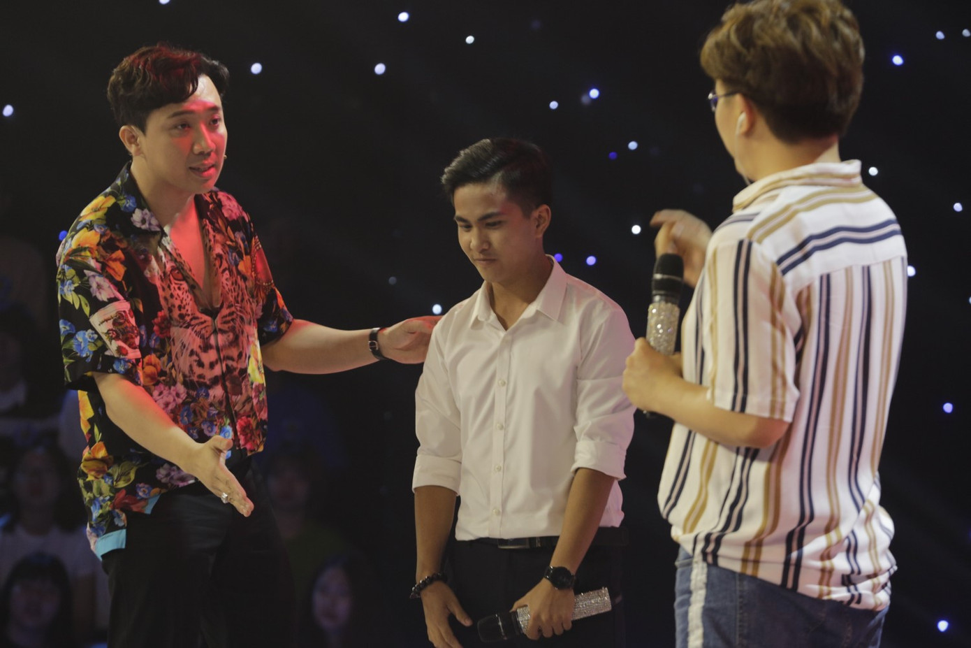 Trúc Nhân “giật micro” trai đẹp Bạc Liêu vì hát dở banh nóc ở “Giọng Ải Giọng Ai“ ảnh 4