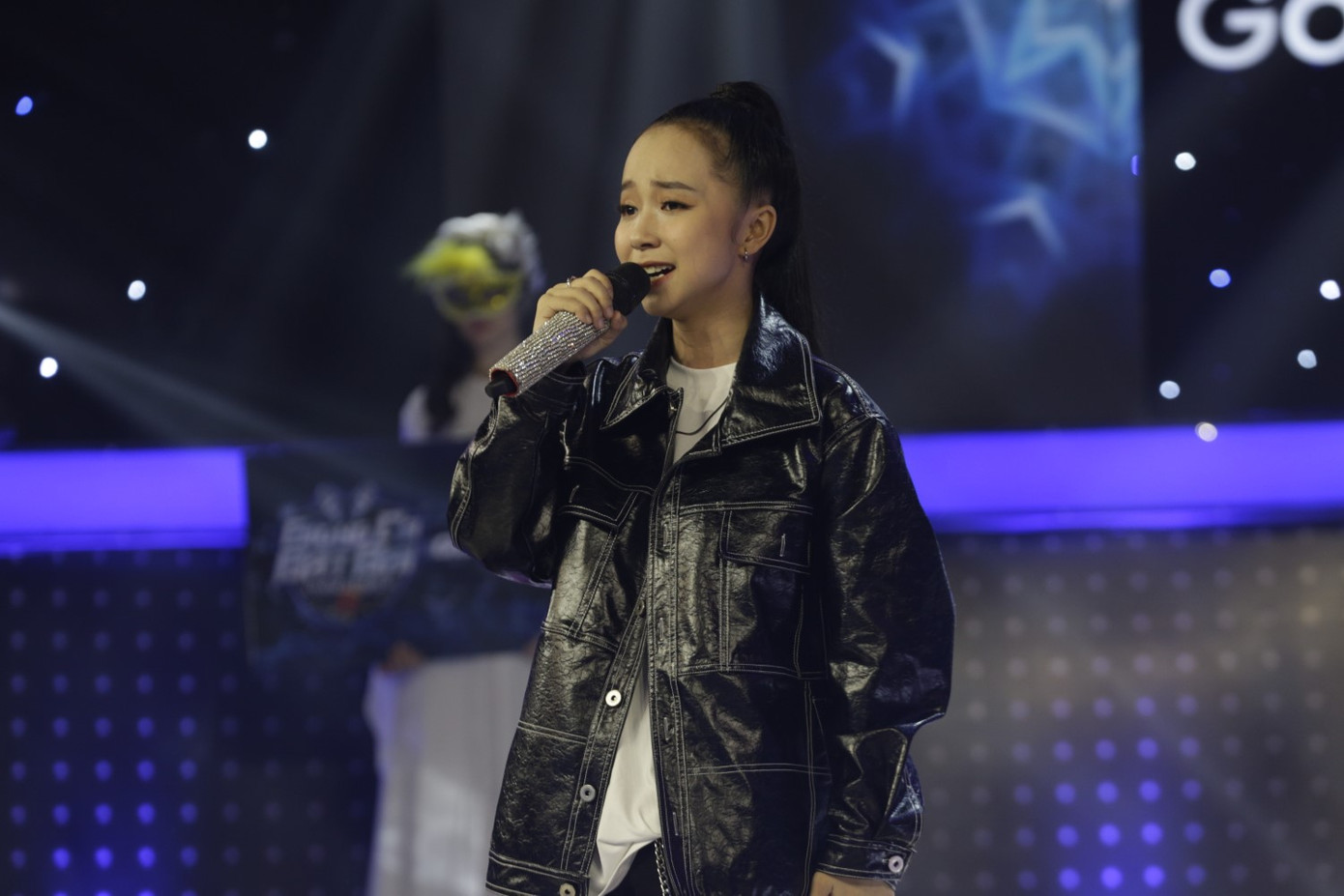 Trúc Nhân “giật micro” trai đẹp Bạc Liêu vì hát dở banh nóc ở “Giọng Ải Giọng Ai“ ảnh 2