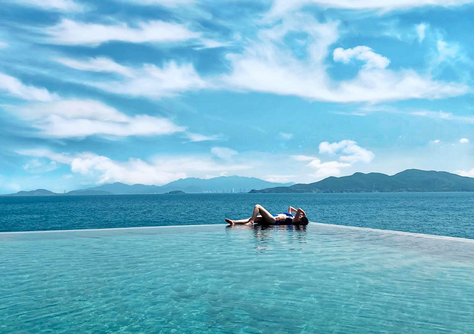 Sao Việt 24H: Bảo Thy khoe dáng ở biển, Hương Tràm ra mắt ca khúc mới mà cực quen ảnh 6