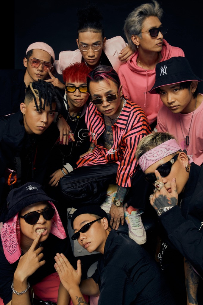 Binz tung bộ ảnh với 9 chiến binh tại “Rap Việt”, toàn đội nổi bật với concept đen-hồng ảnh 7