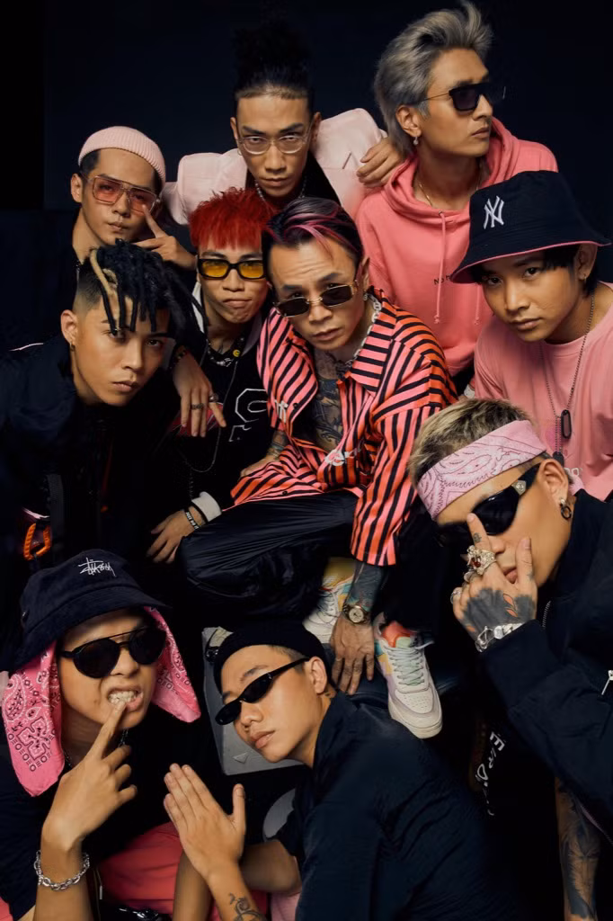 Binz tung bộ ảnh với 9 chiến binh tại “Rap Việt”, toàn đội nổi bật với concept đen-hồng ảnh 7