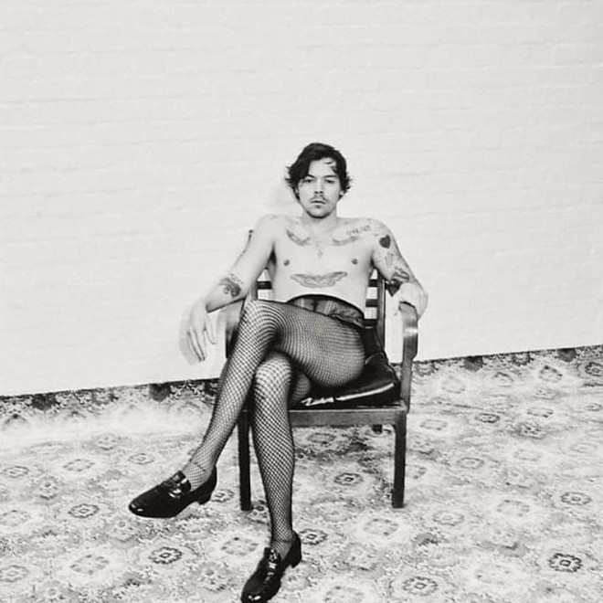 Harry Styles tiếp tục gây sốc với hình ảnh nữ tính ảnh 1