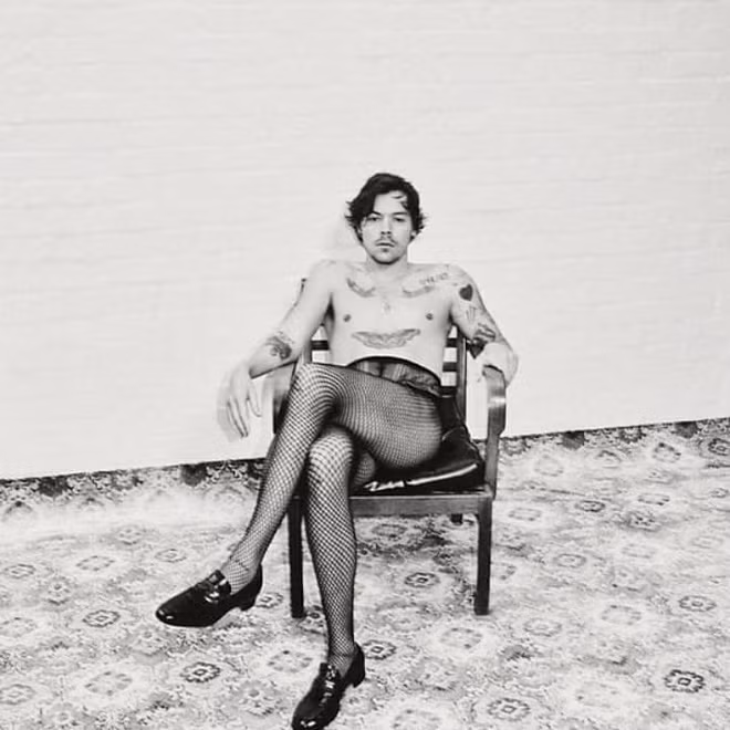 Harry Styles tiếp tục gây sốc với hình ảnh nữ tính ảnh 1