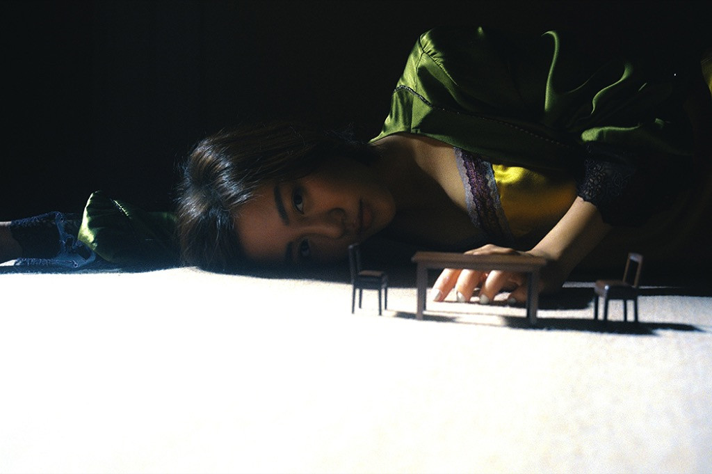 Văn Mai Hương bật khóc, ôm chặt người đàn ông bí ẩn trong teaser MV “Đốt” ảnh 4