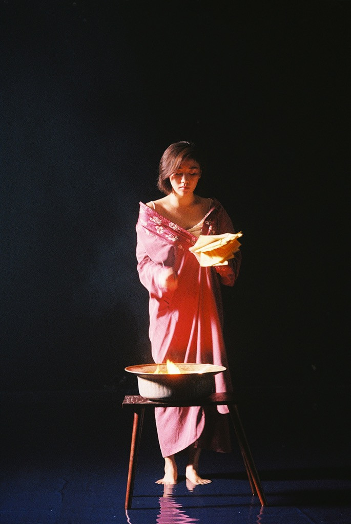 Văn Mai Hương bật khóc, ôm chặt người đàn ông bí ẩn trong teaser MV “Đốt” ảnh 2