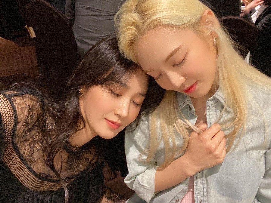 Một số hình ảnh thân thiết khác của SNSD. SNSD hội tụ hát mừng ngày vui của anh quản lý khiến SONE “bấn loạn” ảnh 5