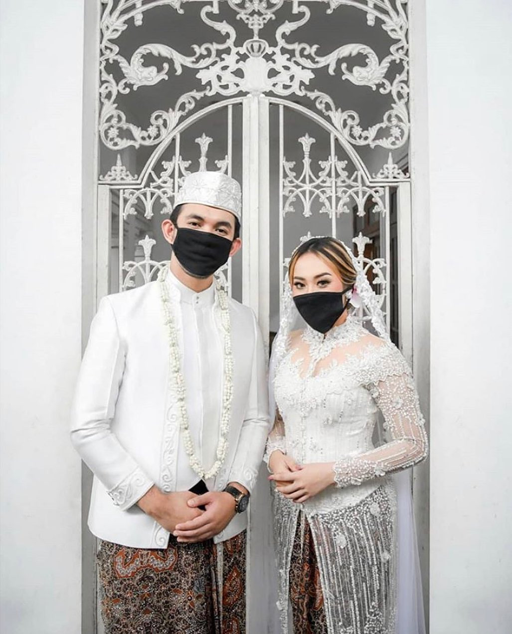 Đám cưới thời COVID-19: Tổ chức trong studio, sui gia gặp nhau qua livestream ảnh 4