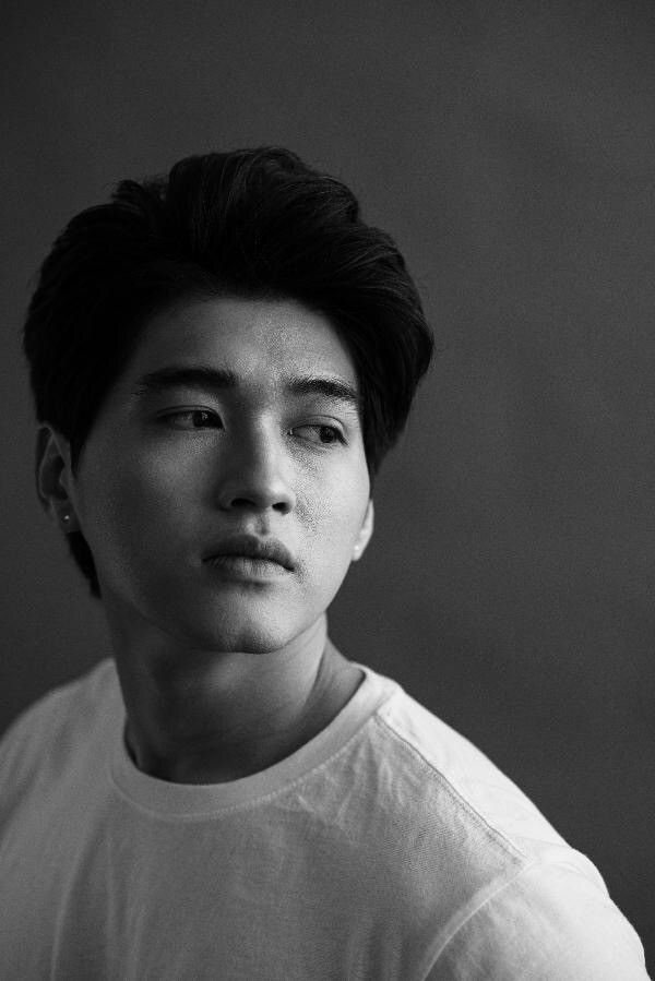 Ma Ran Đô thu hút người nhìn với gương mặt góc cạnh, nam tính Danh tính bộ đôi mỹ nam đang khiến dân tình “liêu xiêu” trong MV mới của Trung Quân ảnh 6