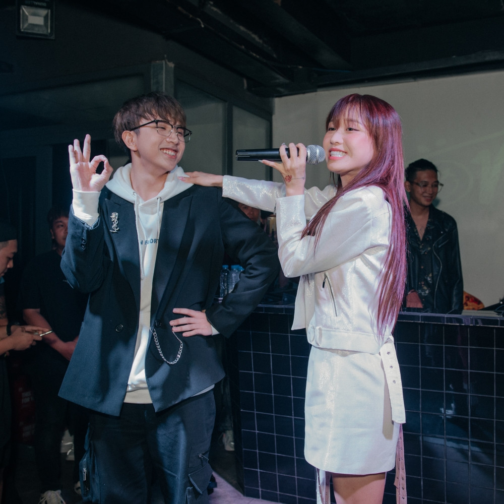 Cặp đôi “gà bông” Han Sara - Tùng Maru song ca cực ngọt, “tình bể bình” trên sân khấu ảnh 1