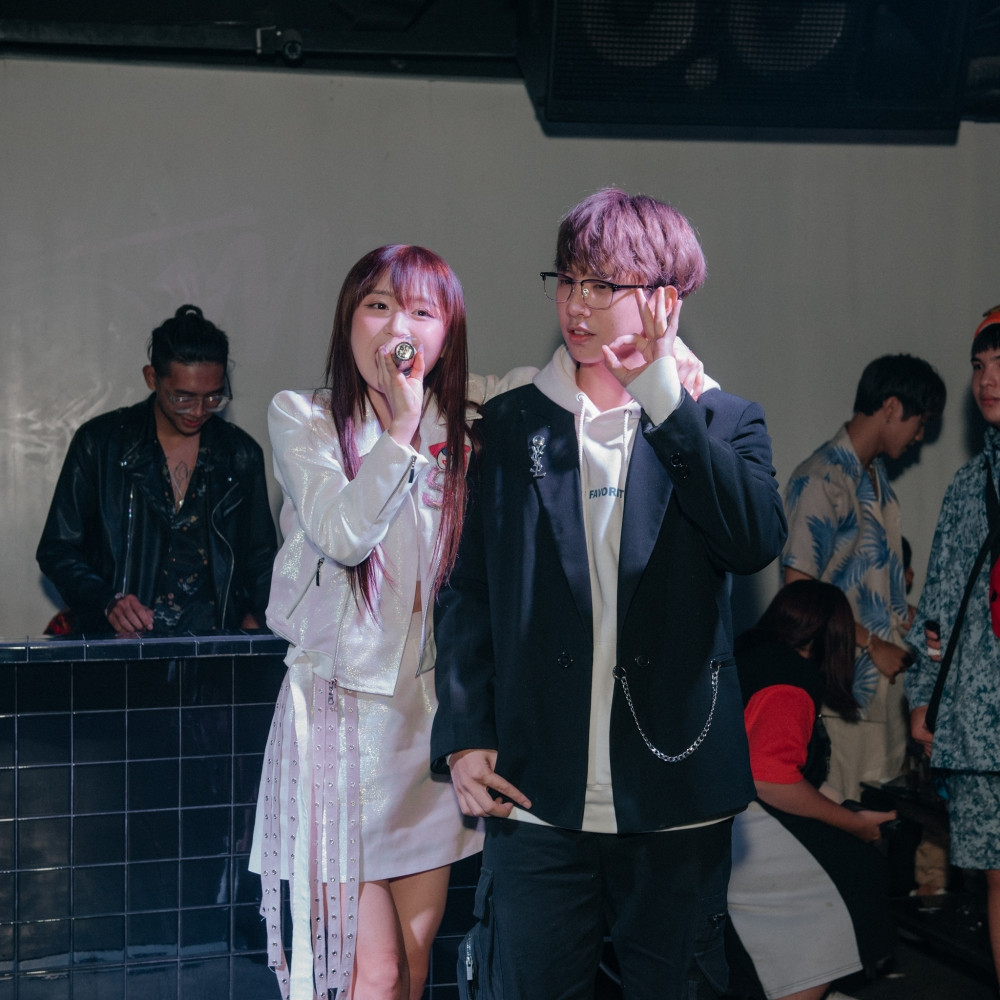 Cặp đôi “gà bông” Han Sara - Tùng Maru song ca cực ngọt, “tình bể bình” trên sân khấu ảnh 2