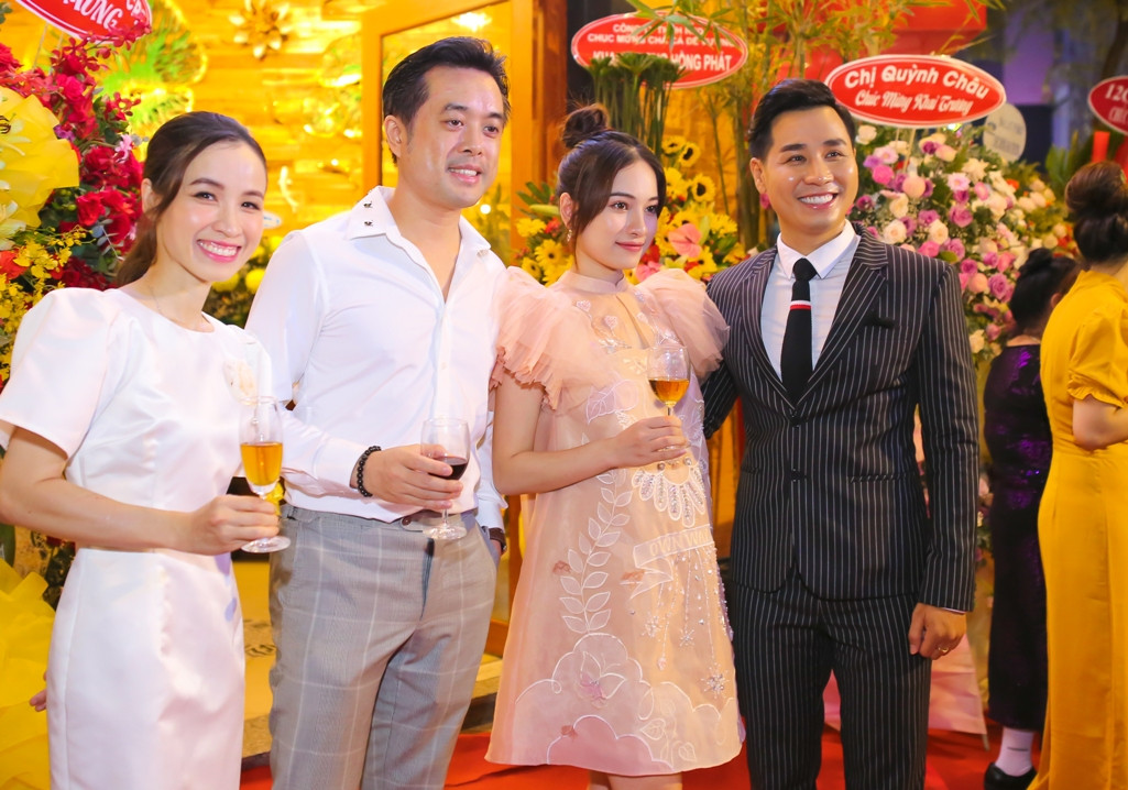 Dương Khắc Linh hộ tống vợ bầu Sara Lưu đến chúc mừng MC Nguyên Khang ảnh 1