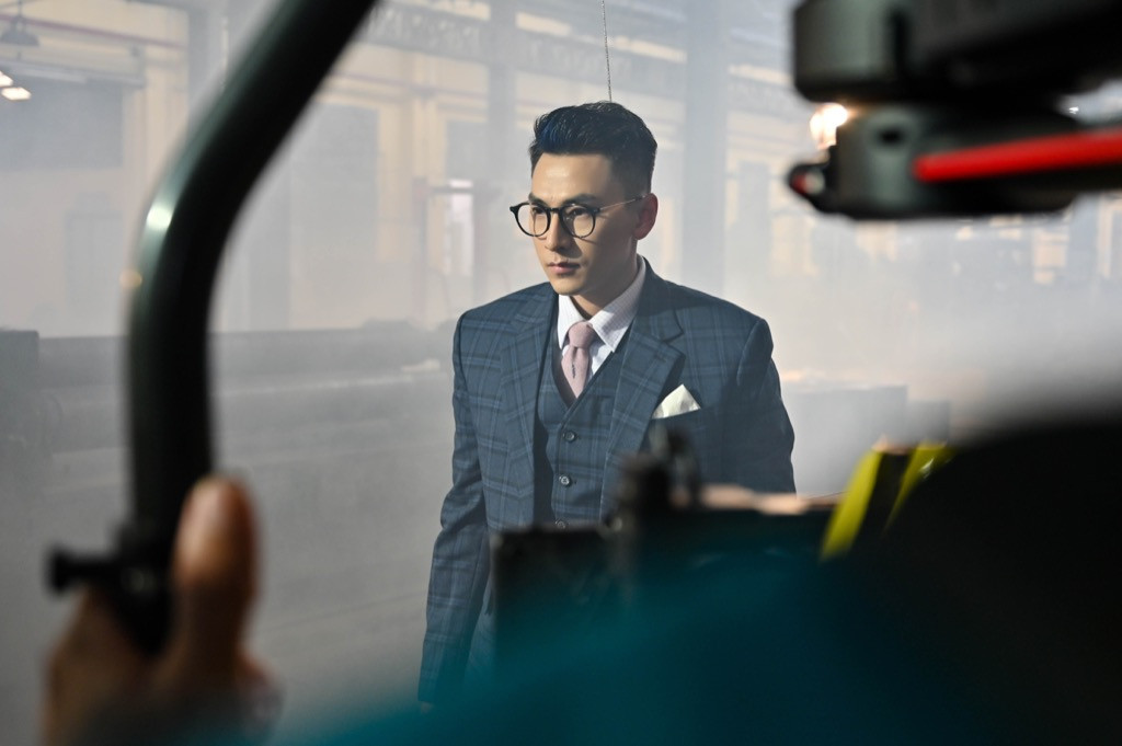 Dù diện vest hay áo ba lỗ, Isaac vẫn “cool ngầu” và điển trai trong loạt ảnh hậu trường ảnh 2