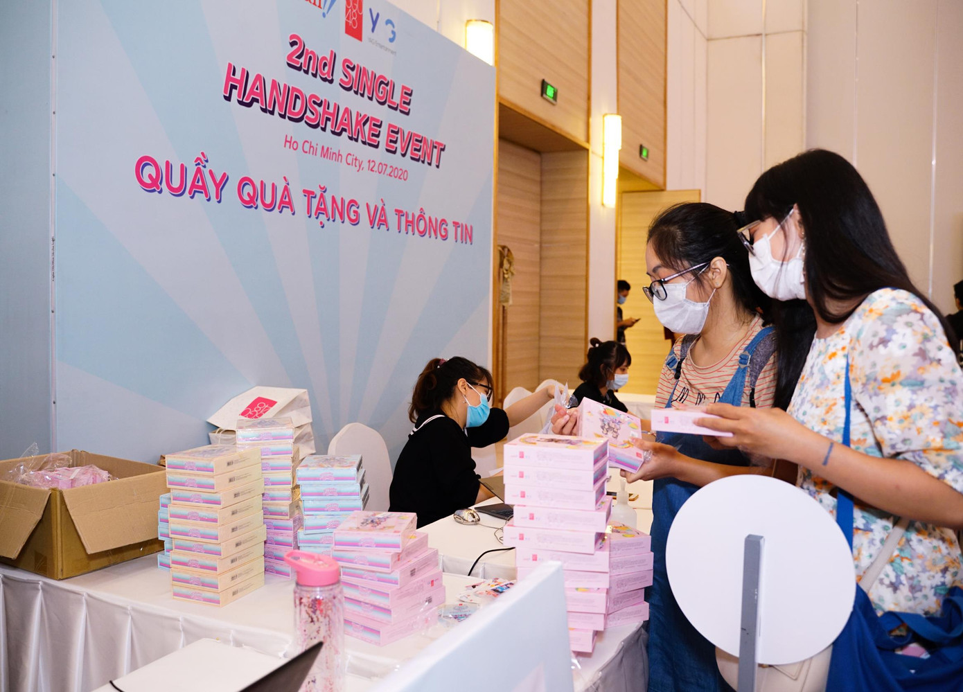 Các thành viên nhóm SGO48 mang mặt nạ phòng dịch để bắt tay với hơn 1000 fan ảnh 7