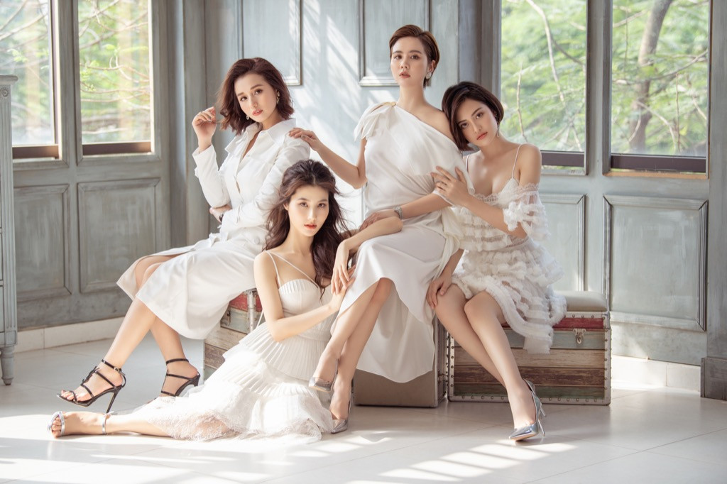 Diễm My 9x cùng dàn mỹ nhân Hà thành khoe sắc vóc “mười phân vẹn mười” ảnh 1