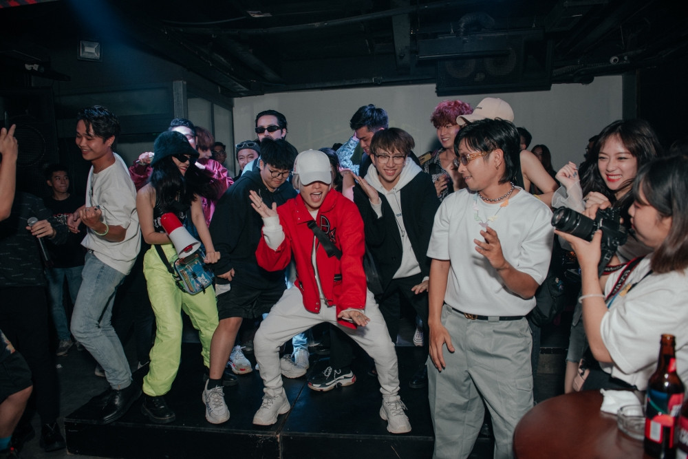 Cặp đôi “gà bông” Han Sara - Tùng Maru song ca cực ngọt, “tình bể bình” trên sân khấu ảnh 5