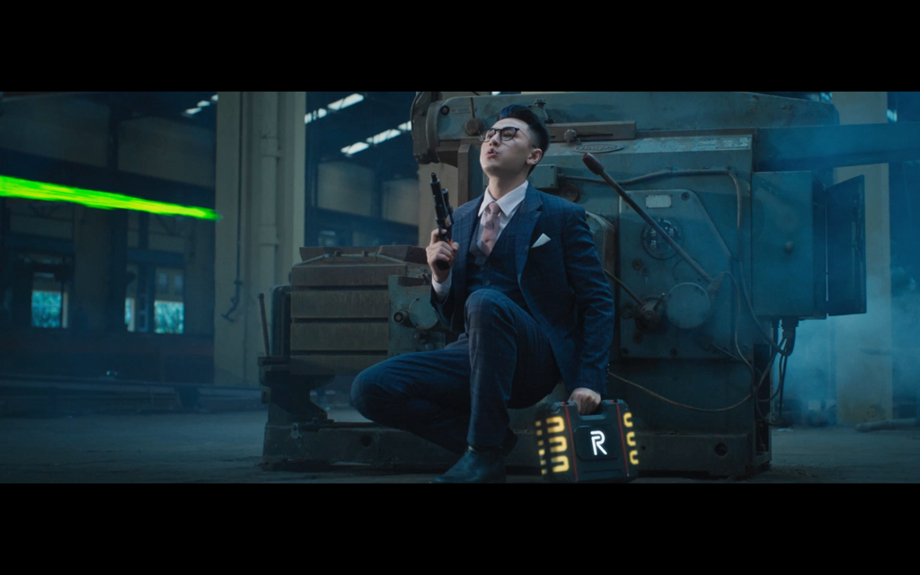 Isaac cực khổ hóa soái ca điệp viên nhưng fan chỉ lo “cà khịa”... cây súng nước ảnh 3