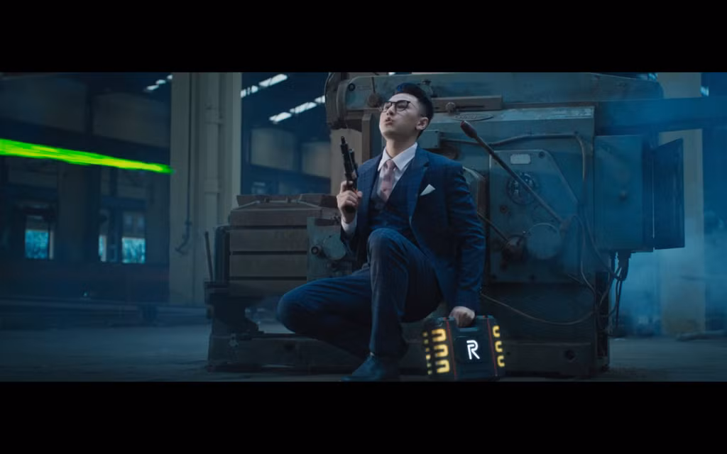 Isaac cực khổ hóa soái ca điệp viên nhưng fan chỉ lo “cà khịa”... cây súng nước ảnh 3