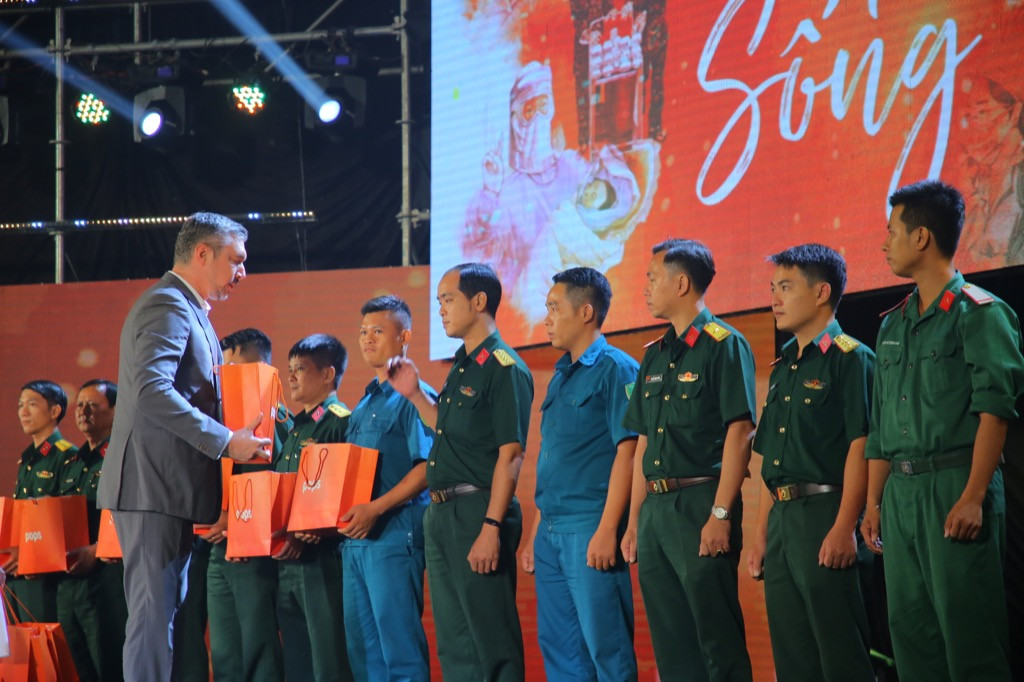 Trúc Nhân, Bảo Anh, Trung Quân gây xúc động khi hát tri ân đội ngũ chống dịch COVID-19 ảnh 1