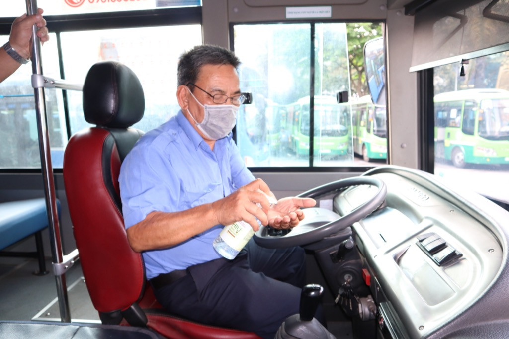 Sinh viên TP.HCM tặng 1000 chai nước rửa tay cho tài xế xe buýt ảnh 3