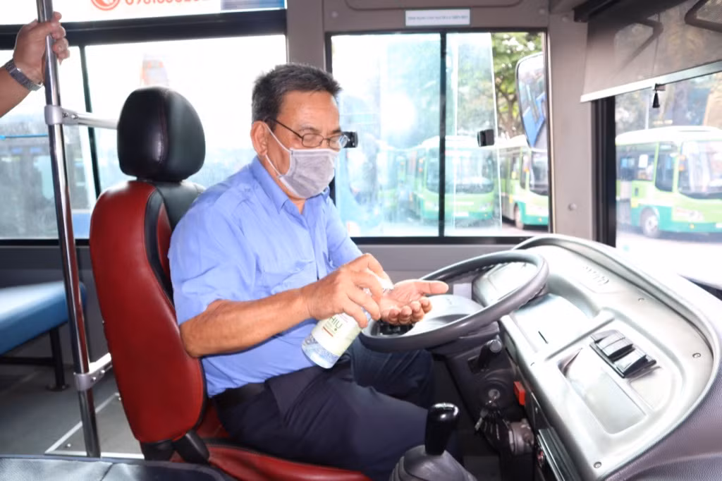 Sinh viên TP.HCM tặng 1000 chai nước rửa tay cho tài xế xe buýt ảnh 3