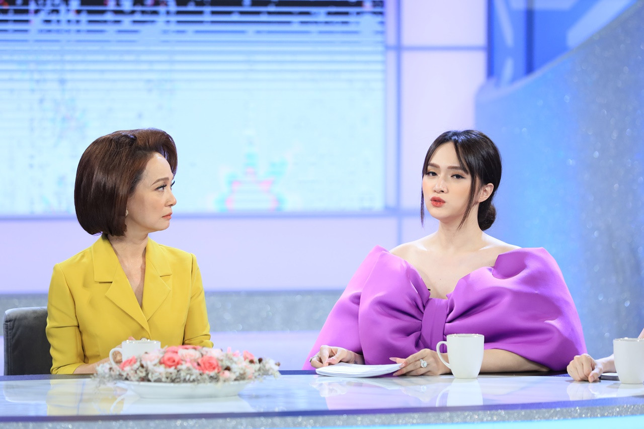 Hương Giang chia sẻ mẹ cô thường lo lắng cho chuyện tình cảm của con gái “Chị Em Chúng Mình“: 17 tuổi vẫn chưa dậy thì, Hari Won từng muốn làm đàn ông ảnh 4