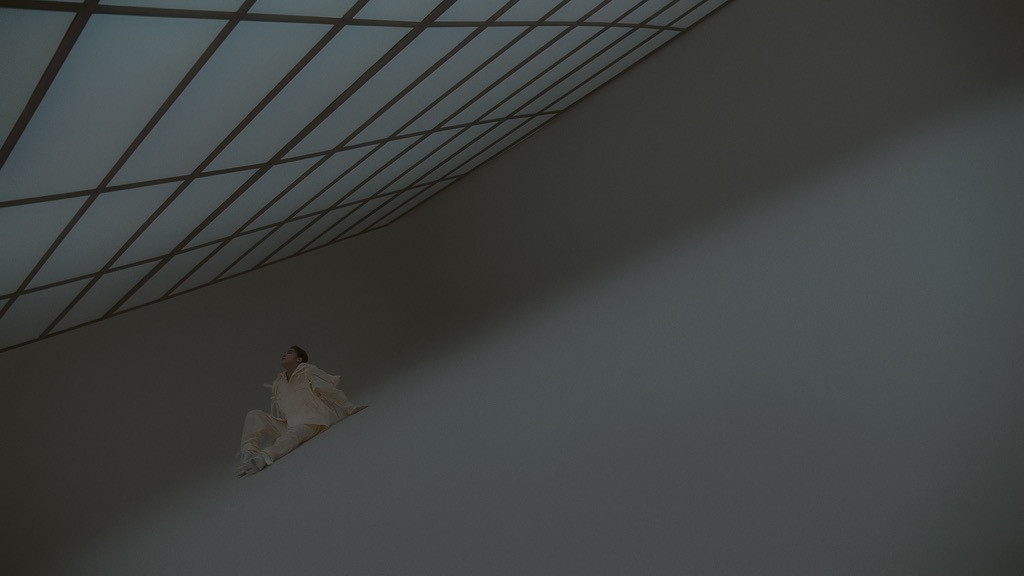 Sau loạt “thính” hoa hồng ngọt ngào, Sơn Tùng M-TP tung trailer MV đầy bí ẩn ảnh 1