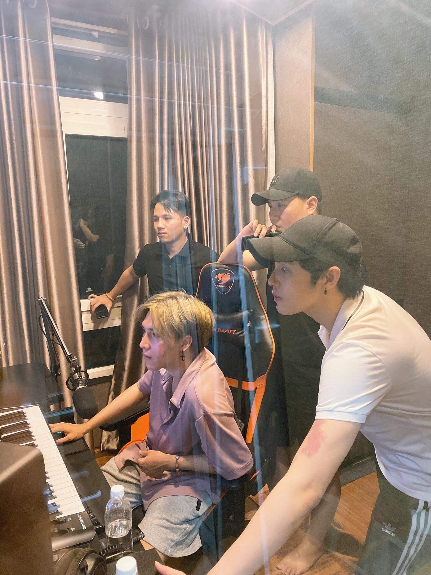 Noo Phước Thịnh đăng loạt ảnh cùng nhạc sĩ Vương Anh Tú, fan mong chờ bản ballad “lụi tim" ảnh 2