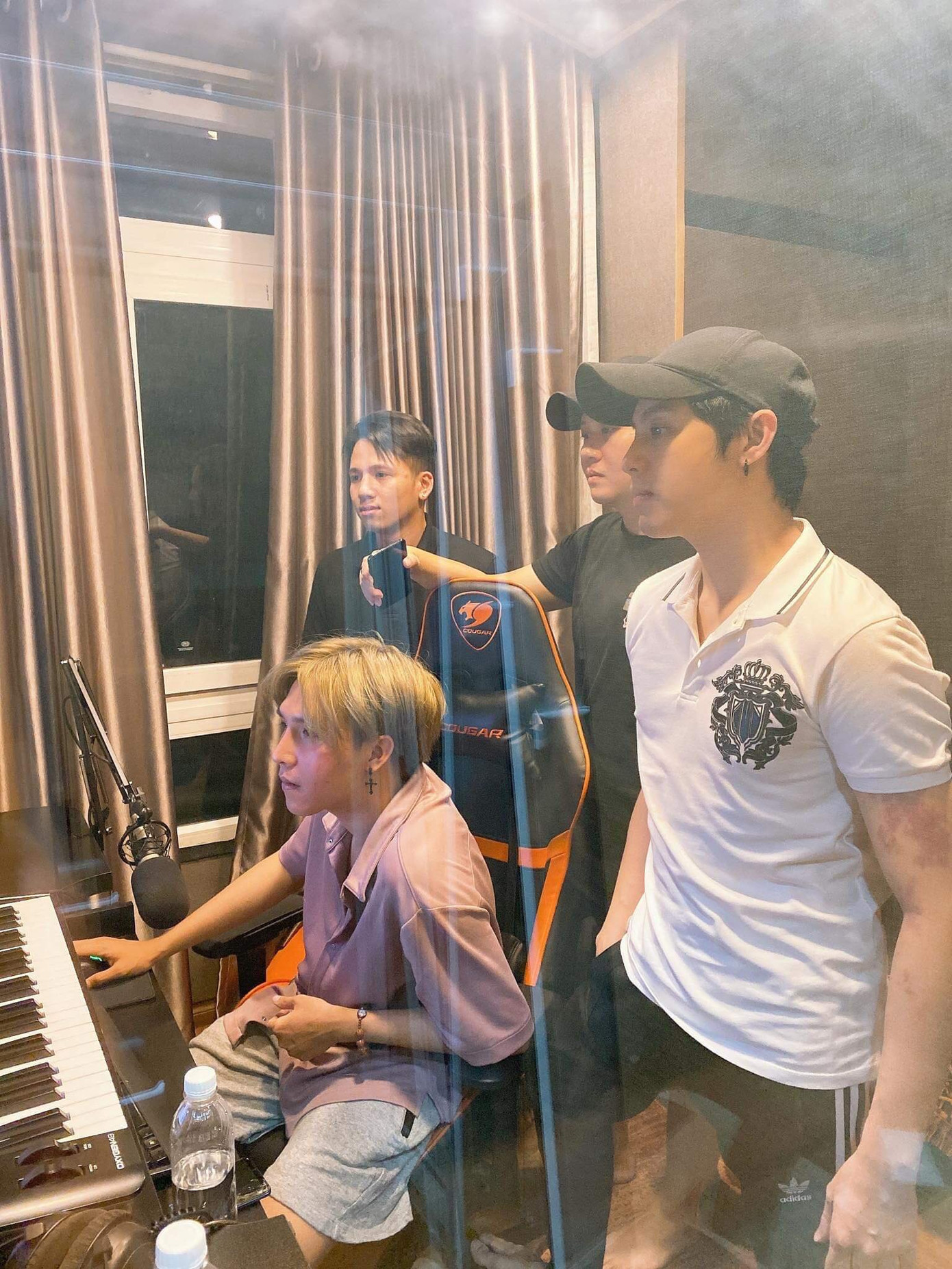 Noo Phước Thịnh đăng loạt ảnh cùng nhạc sĩ Vương Anh Tú, fan mong chờ bản ballad “lụi tim" ảnh 3