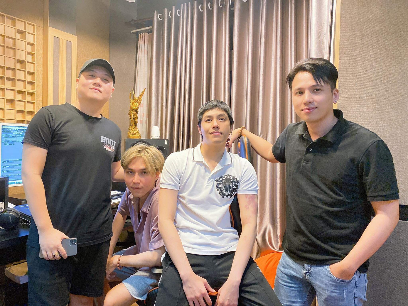 Noo Phước Thịnh đăng loạt ảnh cùng nhạc sĩ Vương Anh Tú, fan mong chờ bản ballad “lụi tim" ảnh 1