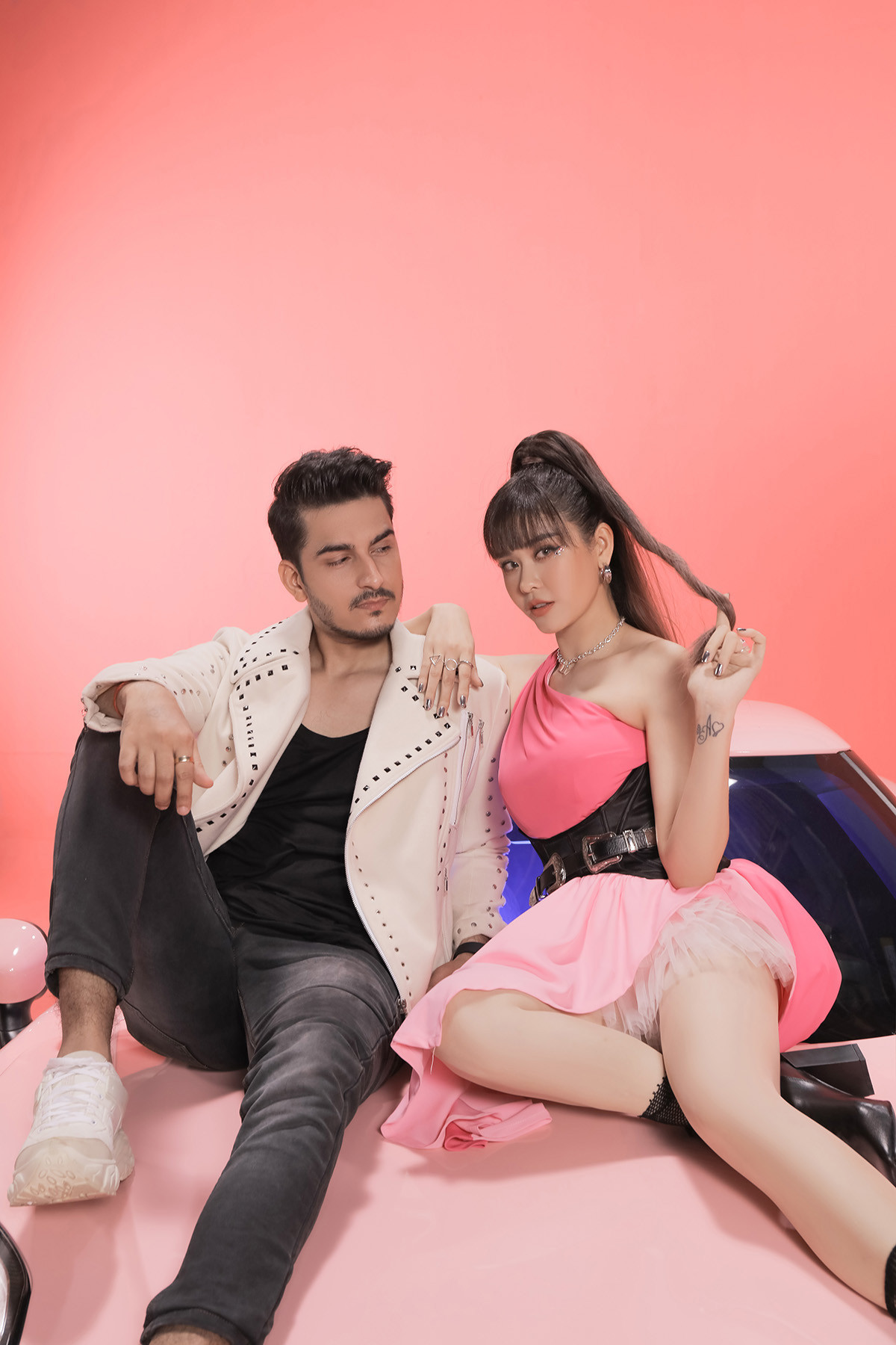 Trương Quỳnh Anh “chơi lớn” phủ hồng cả mẫu xe thể thao để phù hợp với concept MV mới ảnh 4