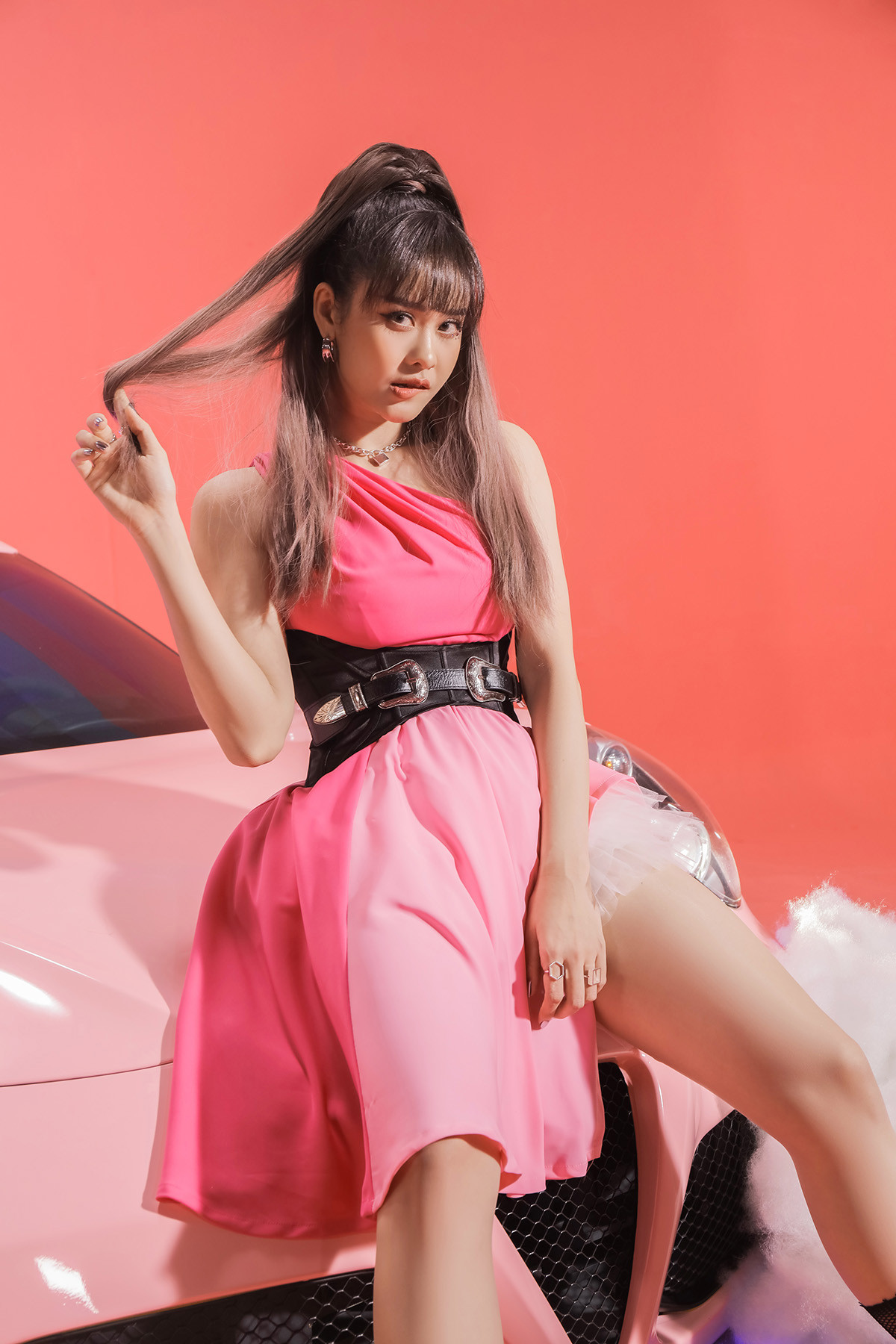 Trương Quỳnh Anh “chơi lớn” phủ hồng cả mẫu xe thể thao để phù hợp với concept MV mới ảnh 2