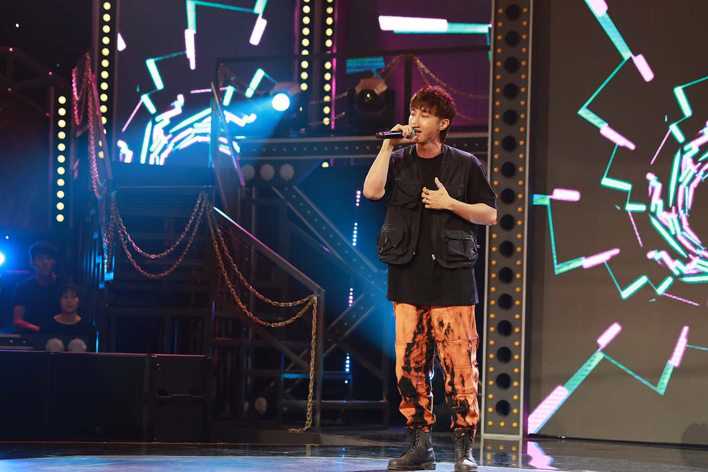 Rap Việt tập 1: Suboi phán Karik “một màu”, xuất hiện “bậc thầy” kể chuyện bằng rap ảnh 8