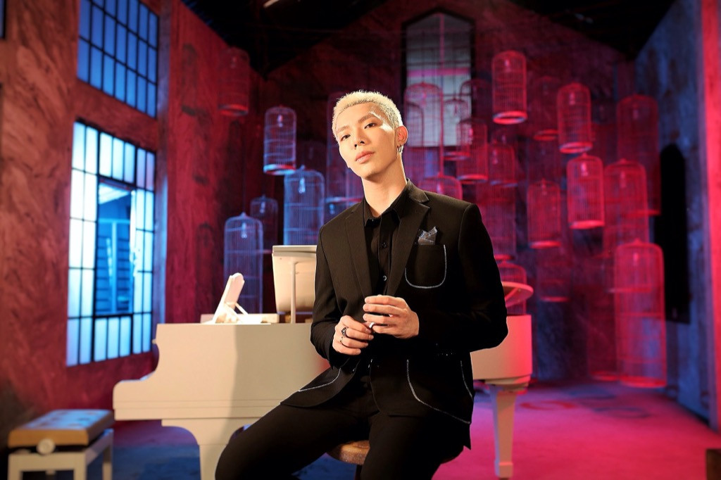 Erik tại trường quay MV "Chúng ta phải lòng nhau chưa" Erik kết hợp với đàn em Alex Dương (The Voice) kể chuyện tình đơn phương trong MV mới ảnh 4