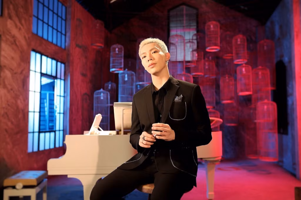 Erik kết hợp với đàn em Alex Dương (The Voice) kể chuyện tình đơn phương trong MV mới ảnh 4