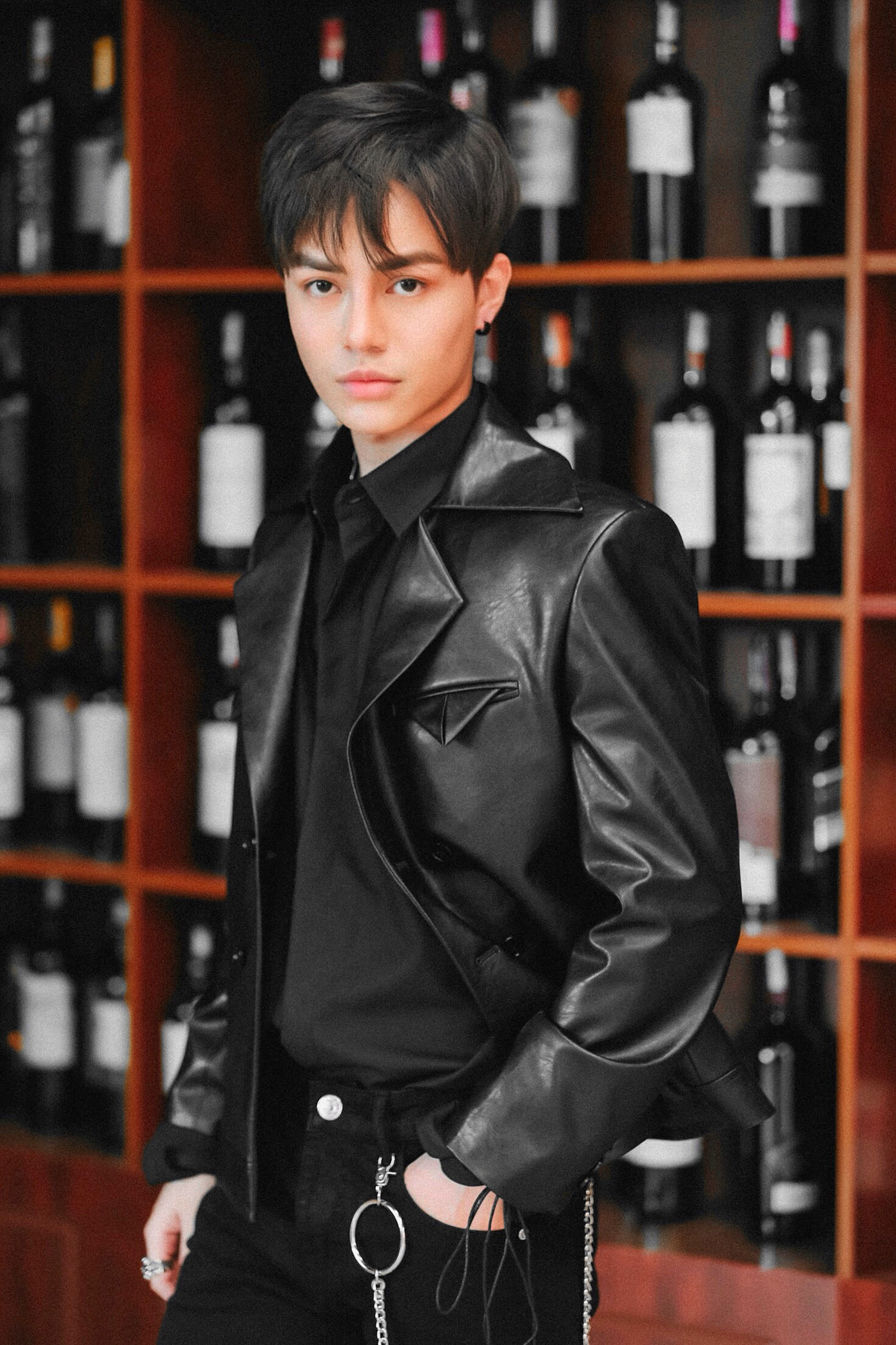 Alex Dương Erik kết hợp với đàn em Alex Dương (The Voice) kể chuyện tình đơn phương trong MV mới ảnh 1