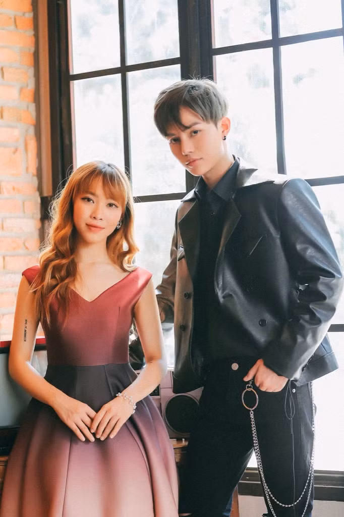 Erik kết hợp với đàn em Alex Dương (The Voice) kể chuyện tình đơn phương trong MV mới ảnh 3